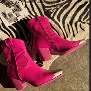 BEAST FASHION Fuchsia Pink Heeled Cowboy Western Boots with Silver Accents
